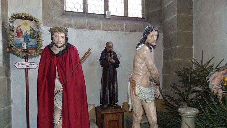 Nach der Prozession kommen die die figuren in die Kirche