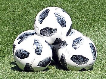 Fünf Spielbälle des "Telstar 18" von Adidas liegen vor Spielbeginn auf dem Rasen des Moskauer Stadions. Seit 48 Jahren stellt Adidas den offiziellen WM-Ball her. Foto: Federico Gambarini, dpa