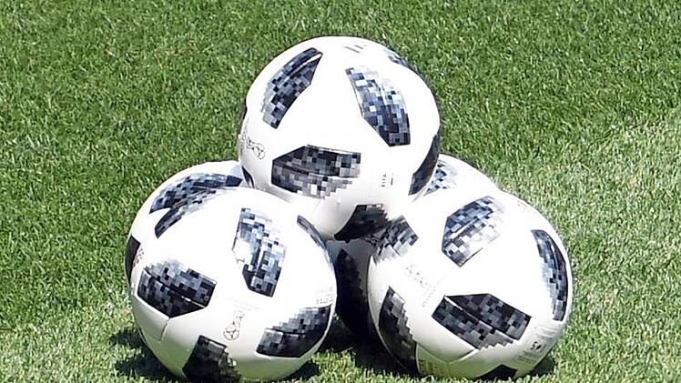 Fünf Spielbälle des "Telstar 18" von Adidas liegen vor Spielbeginn auf dem Rasen des Moskauer Stadions. Seit 48 Jahren stellt Adidas den offiziellen WM-Ball her. Foto: Federico Gambarini, dpa