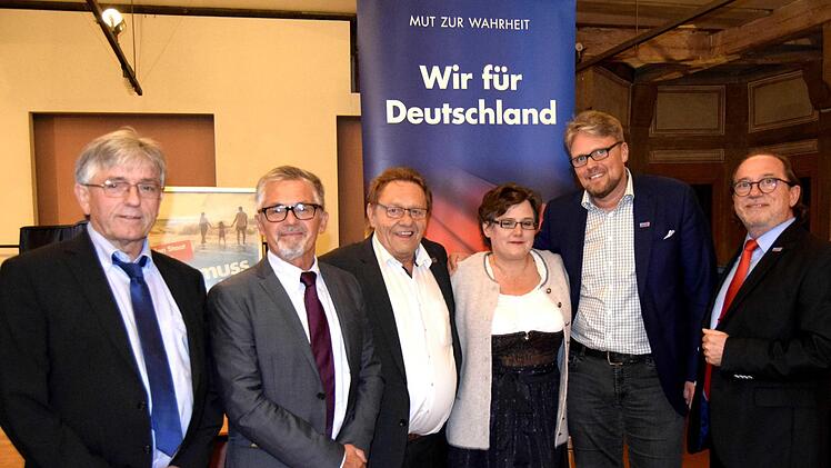 Die Hautredner der AfD-Wahlkampfveranstaltung (von links): Theo Taubmann, Bernard Zimniok, Detlef Rauh, Heike Kunzelmann, Guido Reil und  Moderator Ulrich W. Kupka