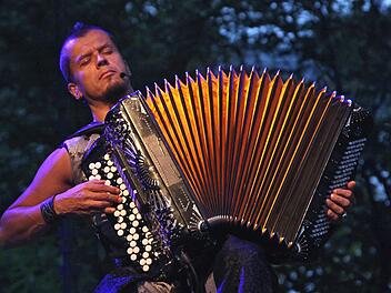 Er steht für das Motto des 44. Nürnberger Bardentreffens, "World Wild Accordion":  Finnlands bekanntester Akkordeon-Avantgardist, Kimmo Pohjonen. Foto: Bardentreffen Nürnberg/Jyrki Kallio