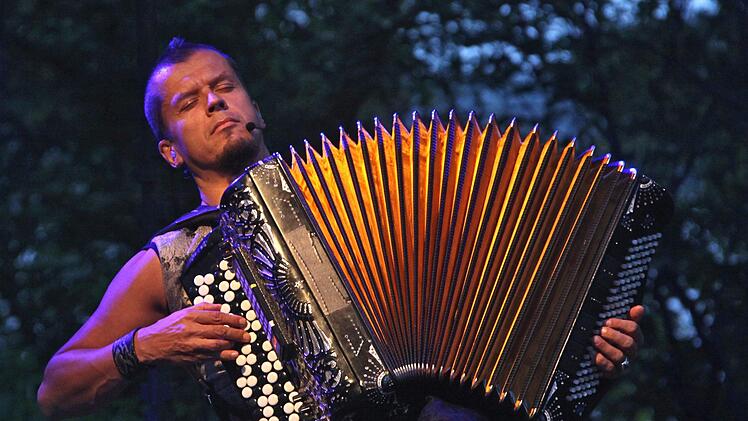 Er steht für das Motto des 44. Nürnberger Bardentreffens, "World Wild Accordion":  Finnlands bekanntester Akkordeon-Avantgardist, Kimmo Pohjonen. Foto: Bardentreffen Nürnberg/Jyrki Kallio
