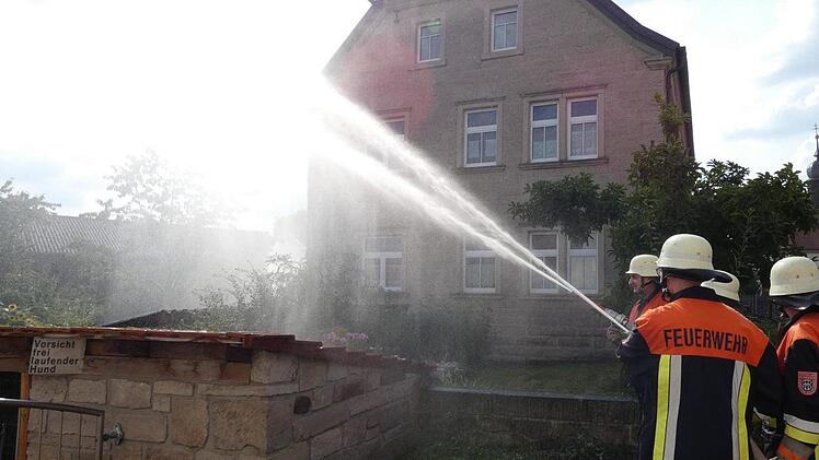 Von mehreren Seiten wurde im Au&szlig;enangriff der "Brand" bek&auml;mpft. Foto: Christian Licha