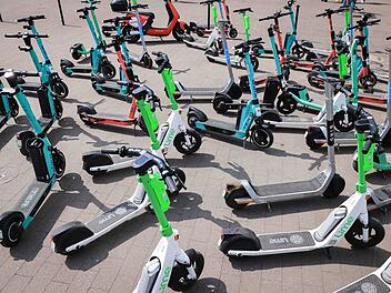 Neue Regeln für E-Scooter: Regierung plant Blinkerpflicht, Bußgelderhöhung & mehr