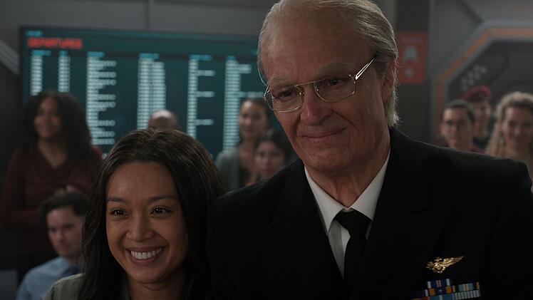 Der alt gewordene Admiral Ed Baldwin (Joel Kinnaman) muss sich in Staffel f&uuml;nf der Serie "For All Mankind" mit Intrigen auf dem Mars auseinandersetzen. Seine Tochter Kelly Baldwin (Cynthy Wu) und er k&ouml;nnen sich aber auch &uuml;ber Erfolge der Familie freuen.