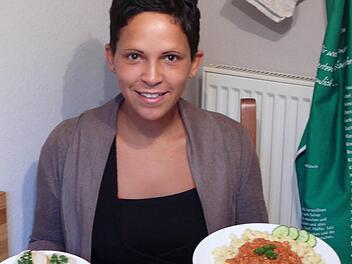 Antipasti, Soja-Bolognese und sogar Kuchen: Veganerin Daniela Heard verzichtet auf keine Genüsse.  Foto: Brock