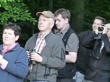 Gespannte Blicke bei der Vogelstimmenwanderung. Foto: Günther Straub