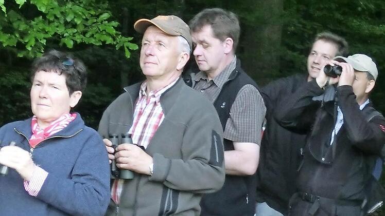 Gespannte Blicke bei der Vogelstimmenwanderung. Foto: Günther Straub
