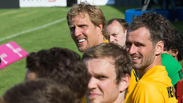 Dirk Nowitzki auf der Bank.
