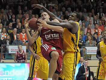 Maik Zirbes (l.) behauptet sich gegen Vechtas Isaac Butts.  Foto: osnapix