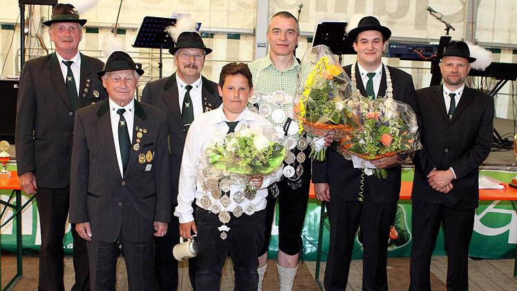 Nach der Königsproklamation mit den erfolgreichen Schützen im Bild (von links): Vorsitzender Josef Maier, Ehrenschützenmeister und Zweiter Ritter Bernhard Gleich, stellvertretender Schützenmeister Ludwig Stumpf, Jungschützenkönig Tim Wirth, Schützenkönig Harald Müller, Erster Ritter Martin Müller sowie Schützenmeister Stefan Müller-Gei  Foto: Michael Wunder