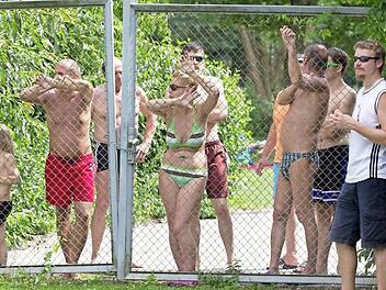 Die Heimspiele der Redwitzer Fußballer sind durchaus interessant. Die Zaungäste vom angrenzenden Redwitzer Schwimmbad wagen nach einer Abkühlung im Becken einen Blick auf die Landesliga-Begegnung. Auch morgen haben die Schwimmer wieder Gelegenheit zuzuschauen.   Foto: Heinrich Weiß