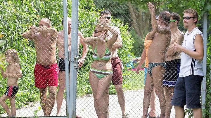 Die Heimspiele der Redwitzer Fußballer sind durchaus interessant. Die Zaungäste vom angrenzenden Redwitzer Schwimmbad wagen nach einer Abkühlung im Becken einen Blick auf die Landesliga-Begegnung. Auch morgen haben die Schwimmer wieder Gelegenheit zuzuschauen.   Foto: Heinrich Weiß