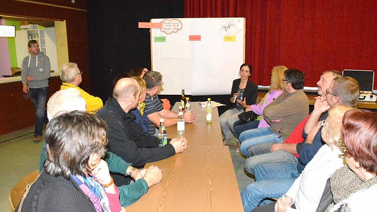 Am Mittwoch fand in der Turnhalle in Burgpreppach ein Werk-Shop zur geplanten Dorferneuerung statt, an dem sich 80 Bürger beteiligten. Foto: Schmidt