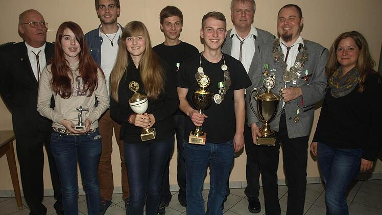 Die Proklamation von Schützenkönig und Robin Hood: Unser Bild zeigt (von links) Reinhold May, Christin Samper, Manuel Nöth, Larissa Reith, Michael Koch, Thomas Koch, Jürgen Reith, Jochen Schott und 2. Vorsitzende Katrin Thunig.