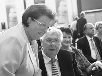 Im Juli 2011, zum 75. Geburtstag, gratulierten Altlandrat Herbert Hofmann viele Freunde und politische Weggefährten, darunter Landtagspräsidentin Barbara Stamm. Mit im Bild Roselotte Hofmann. Foto: Archiv