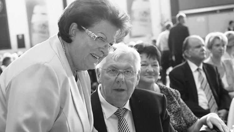 Im Juli 2011, zum 75. Geburtstag, gratulierten Altlandrat Herbert Hofmann viele Freunde und politische Weggefährten, darunter Landtagspräsidentin Barbara Stamm. Mit im Bild Roselotte Hofmann. Foto: Archiv
