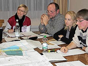 Die Pläne lagen erneut auf dem Tisch, der Streit über die Kosten ging auch weiter: Die Ratsmitlieder Michael Tischer, Eva-Maria Schmitt und Reinhold Stöhr sowie die Protokollführerin äugten kritisch darauf.  Foto: R. Kestel