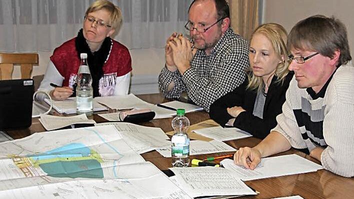 Die Pläne lagen erneut auf dem Tisch, der Streit über die Kosten ging auch weiter: Die Ratsmitlieder Michael Tischer, Eva-Maria Schmitt und Reinhold Stöhr sowie die Protokollführerin äugten kritisch darauf.  Foto: R. Kestel