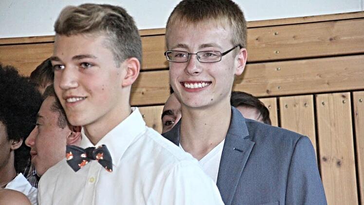 Mit oder ohne Fliege. Die beiden freuten sich sichtlich über ihren Realschulabschluss. Foto: Helmut Will