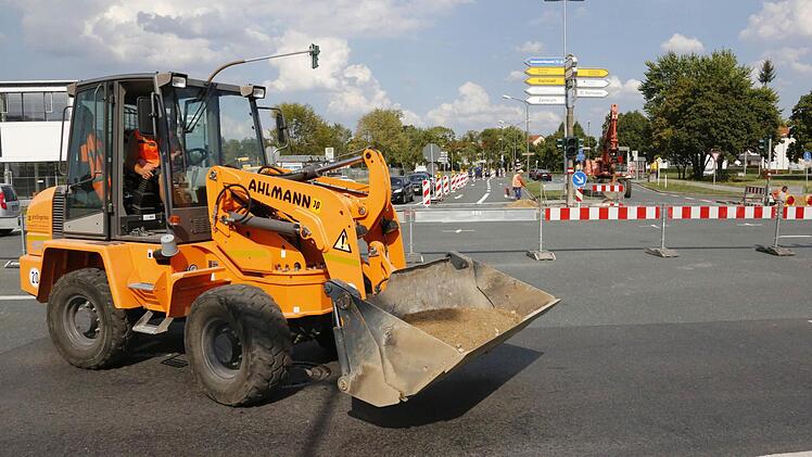 Auch zur Sicherheit der Arbeiter muss die Kreuzung gesperrt werden. Foto: Matthias Hoch