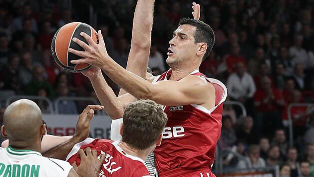 Die &Uuml;bersicht behalten, auch wenn's in der Zone eng zugeht, ist eine der Eigenschaften, die den Basketball-Veteranen Nikos Zisis (rechts) auszeichnen.  Foto: sportpress