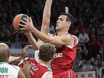 Die Übersicht behalten, auch wenn's in der Zone eng zugeht, ist eine der Eigenschaften, die den Basketball-Veteranen Nikos Zisis (rechts) auszeichnen.  Foto: sportpress