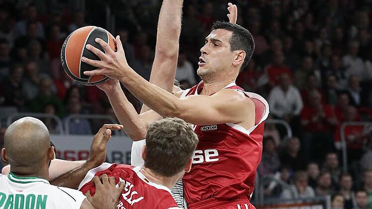 Die Übersicht behalten, auch wenn's in der Zone eng zugeht, ist eine der Eigenschaften, die den Basketball-Veteranen Nikos Zisis (rechts) auszeichnen.  Foto: sportpress