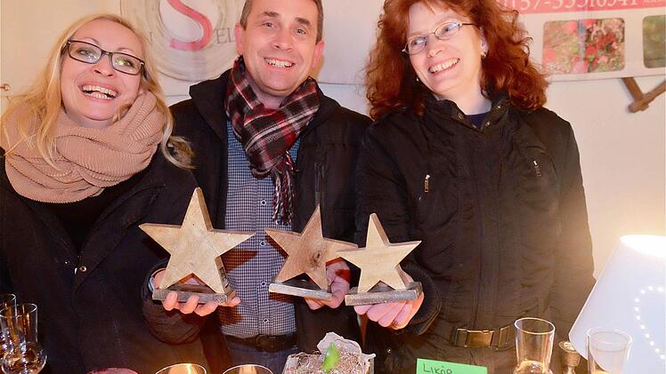 Kathrin Sell, Thomas Römer und Michaela Faltus (von links) von der Bahnhofstraße haben im Anwesen "Voullié" ausgestellt. Foto: Gerd Schaar