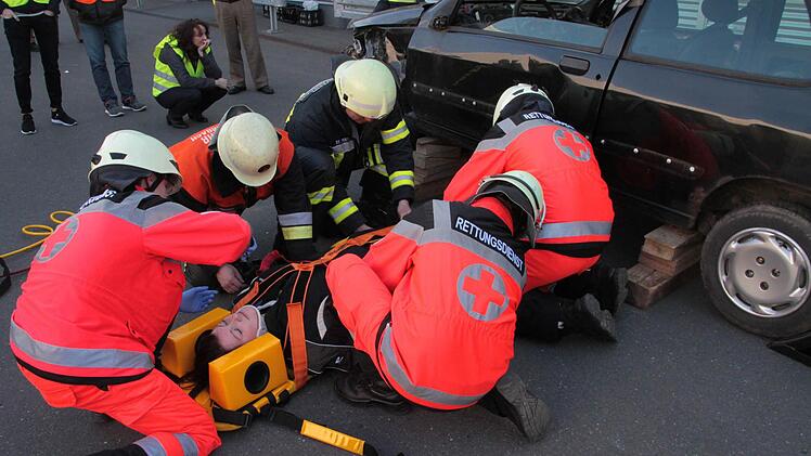 Die Verletzte wird auf der Trage gesichert. Foto: Jürgen Gärtner
