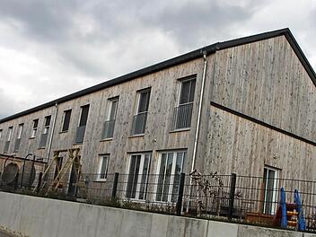 Das Mehrfamilienhaus in Weismain sieht auf den ersten Blick unscheinbar aus. Aber vor allem mit seiner guten Dämmung und der zentralen Lüftungsanlage kann es punkten - und wurde mit dem Baupreis "Goldener Ammonit" ausgezeichnet. Foto: Sarah Zubel