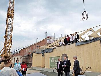 Am Mittwoch wurde Richtfest am Freizeit- und Tourismuszentrum in Steinbach am Wald gefeiert.