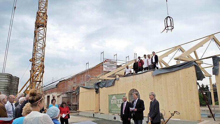 Am Mittwoch wurde Richtfest am Freizeit- und Tourismuszentrum in Steinbach am Wald gefeiert.