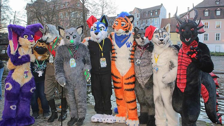 Hauptsache nicht erkannt werden: Die Furries mit ihren bunten Kostümen beim Gruppenbild am Kranen Fotos: RiegerPress