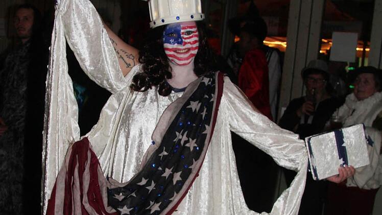 Wenn das kein politisches Statement war: Freiheitsstatuen gab es viele bei der Weiberfastnacht, aber nur einen Trump.