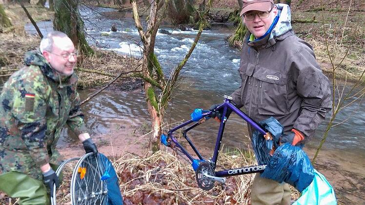 Feinsäuberlich verpackt waren diese beiden Fundstücke: Karl-Heinz Döbereiner (links) zeigt die beiden hochwertigen Räder, Carsten Höfer hält den Rahmen eines Cannondale-Herrenrades in Händen. Alle sensiblen Stellen waren sauber abgeklebt. Foto: Karlheinz Franz