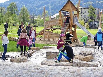 Große Freude herrschte bei den Kindern und Jugendlichen über den Wasserspielplatz.  Foto: Winfried Ehling