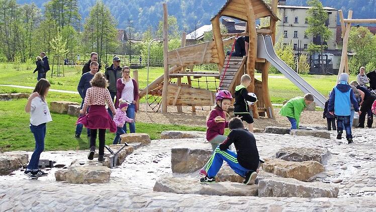 Große Freude herrschte bei den Kindern und Jugendlichen über den Wasserspielplatz.  Foto: Winfried Ehling