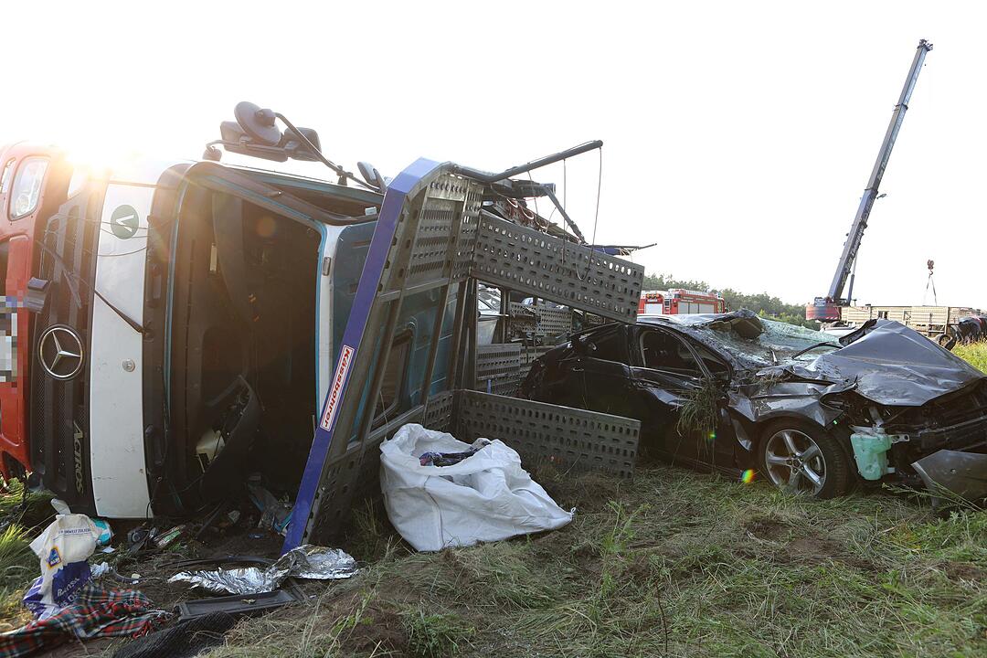 Kampf gegen die Zeit: Vollbeladener Autotransporter ŸberschlŠgt sich auf der A9 - Feuerwehr braucht anderthalb Stunden, um eingeklemmten Fahrer zu befreien