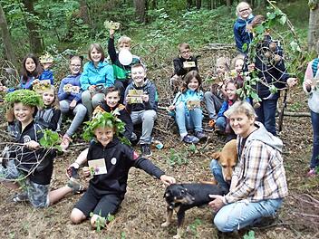 Viel Spaß hatten die Viertklässler der Grundschule Rauhenebrach bei der Gestaltung des Trekkingplatzes bei Geusfeld. Foto: Sabine Weinbeer