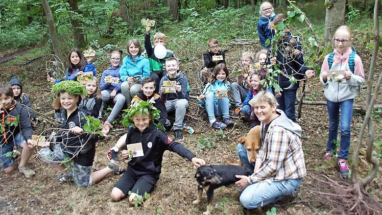 Viel Spaß hatten die Viertklässler der Grundschule Rauhenebrach bei der Gestaltung des Trekkingplatzes bei Geusfeld. Foto: Sabine Weinbeer