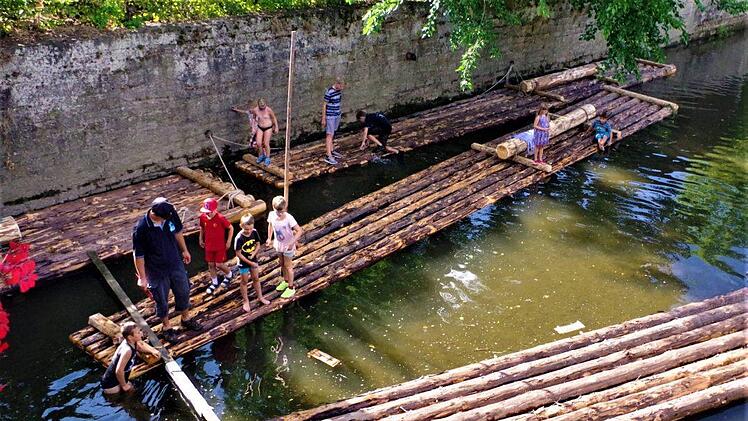 Mit Begeisterung sind die Buben und Mädchen beim Modellfloßwettbewerb dabei.Gerd Fleischmann