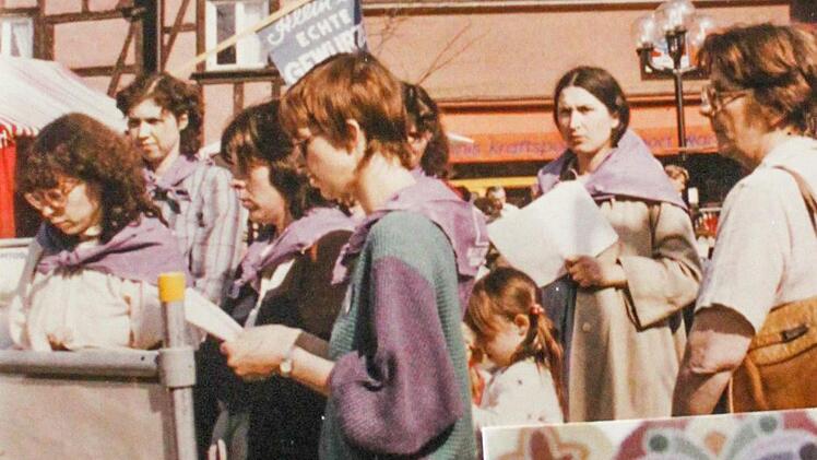 Lisa Hoffmann demonstriert bei den Ostermärschen 1984 am Paradeplatz in Forchheim