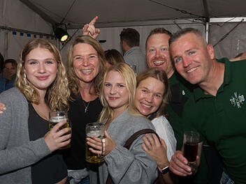 Freitag: Bieranstich & Partyband