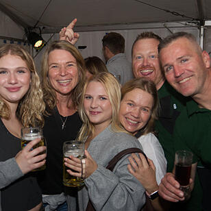 Freitag: Bieranstich & Partyband