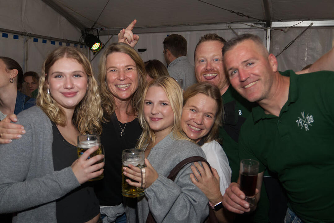 Freitag: Bieranstich & Partyband