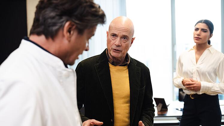 Abgeschoben: Robert Moser (Fritz Karl, links) und seine Tochter Sophie (Shadi Hedayati) ersetzen Buchhalter Adam Lansky (Christian Berkel, Mitte) durch eine Künstliche Intelligenz.