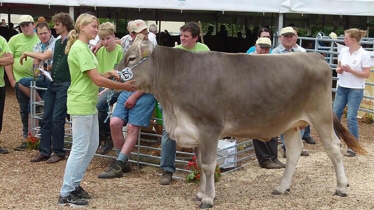 Ronja Müller aus Modlos mit Kalb Emma vom Wehner-Hof (Dreistelz) bei der Kreistierschau