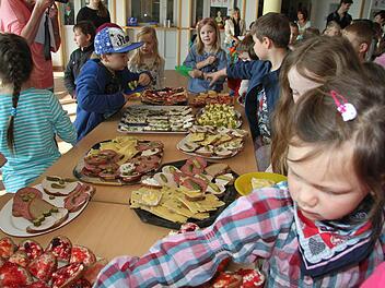 Das gesunde Pausenfrühstück fanden die Schüler der Marktrodacher Grundschule einfach prima. Fotos: Adam