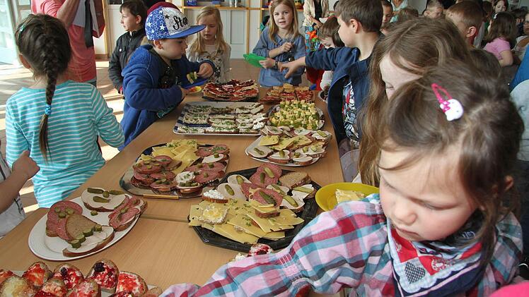 Das gesunde Pausenfrühstück fanden die Schüler der Marktrodacher Grundschule einfach prima. Fotos: Adam